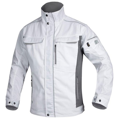 Bluza robocza URBAN+/ ARDON spełnia normy EN 13688 (podstawowe wymagania dla odzieży ochronnej). Bardzo komfortowa bluza robocza. Kolor: brąz, rozmiary od XS do 5XL. Materiał wierzchni 65% poliester/ 35% bawełna, tkanina canvas/ 270g/m2. Szczupły fason pozwala na doskonałe dopasowanie do ciała. Kształtowane ergonomicznie rękawy zapewniają swobodę ruchu. Regulowane mankiety na rękawach i lamówka dolna na zatrzaski, wkłady odblaskowe w części przedniej i tylnej, potrójne szwy w miejscach najbardziej narażonych na zużycie, główny zamek błyskawiczny kryty plisą na rzep z zatrzaskami, w części piersiowej dwie duże kieszenie zamykane na rzep, jedna z suwakiem, w części dolnej dwie przestrzenne kieszenie przelotowe na zamek błyskawiczny, na lewym rękawie kieszeń na długopisy wzmocniona materiałem CORDURA. Bluza cechuje się bardzo dobrymi właściwościami termoizolacyjnymi, posiada powłokę hydrofobową i może być stosowana w niekorzystnych warunkach pracy na powietrzu. Spełnia wymagania trudnej branży budowlano-remontowej, montażowo-instalacyjnej, motoryzacyjnej, idealnie nadaje się dla pracujących w logistyce, transporcie, przeładunku, w leśnictwie, rolnictwie, ogrodnictwie, dla operatorów maszyn i urządzeń.